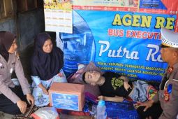 Polres Lampung Barat bagikan bansos untuk warga yang membutuhkan