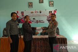 Polres Bangka Barat distribusi buku ke SMK Negeri 1 Mentok