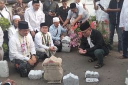 Perdana bersama, pasangan "AMIN" ziarah ke Makam Sunan Ampel