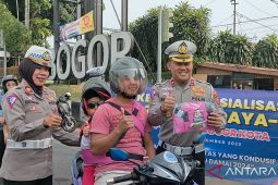 Satlantas Polresta Bogor beri sabuk pengaman anak ke pengendara sepeda motor