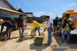 Pemprov Kalsel salurkan bantuan air bersih kepedesan terdampak kemarau