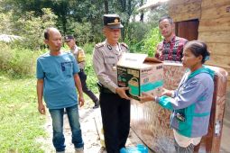 Kapolres  Toba bantu warga peralatan rumah tangga