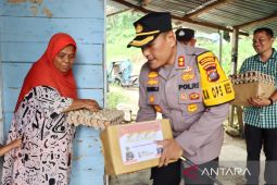 Kapolres Padangsidimpuan bagikan paket sembako  untuk warga