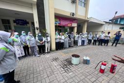 Tenaga kesehatan Puskesmas Kota Tangerang dilatih gunakan alat pemadam api