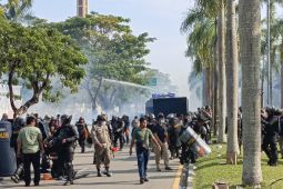Petugas pukul mundur massa pengunjuk rasa di depan Kantor BP Batam