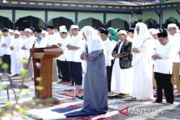 Ratusan warga muslim Banjarmasin gelar sholat minta hujan