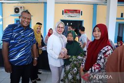 Wabup Bone Bolango serahkan PKH dan BPNT di Kabila