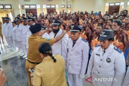 Bupati Manokwari ajak kepala kampung turunkan kemiskinan dan stunting