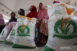 Penyaluran bantuan pangan di Jombang