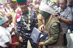 Mensos RI salurkan bantuan sosial untuk masyarakat pulau terluar Mapia