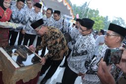 Anggota PGRI HSS bangun gedung secara swadaya