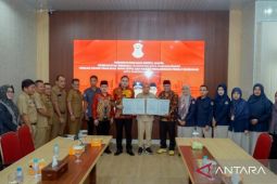 Pemkot Pangkalpinang serahkan dana hibah ke KPU dan Bawaslu
