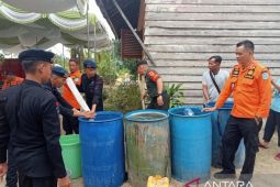 Kompi 1 Batalyon A Sungailiat bersama BPBD Bangka suplai air bersih