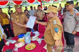 Bupati Manokwari serahkan paparan proyek strategis 2024 ke Pj Gubernur