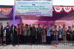 Kampung Minta terang-benderang setelah  menunggu 111 tahun