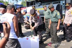 Polda Babel bersama Korem 045 salurkan air bersih dan sembako