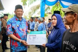 Plt Bupati Langkat salurkan bansos bilal mayit, penggali kubur dan abang becak