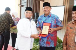 Baznas Langkat serahkan award kepada Plt Bupati