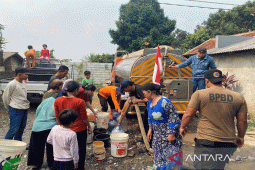 Warga diminta berhemat, BPBD distribusikan air bersih