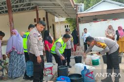 Polisi Bangka Barat salurkan bantuan air bersih ke warga di Mentok