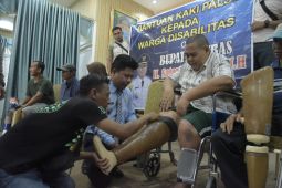 Satono beri perhatian penyandang disabilitas bantu kaki palsu