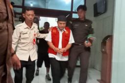 Kejari Enrekang menggelandang dua tersangka korupsi pengadaan bibit kopi