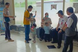 KJRI Kuching memulangkan empat anak balita dari Malaysia ke Pontianak