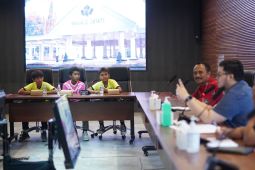 Pemkab Kediri berikan hadiah sepatu bola untuk 12 siswa SSB
