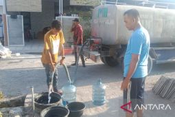 PDAM Bangkalan distribusikan air gunakan tangki ke pelanggan