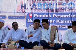 Wali Kota Aditya dan Ustaz Abdul Somad bagikan beasiswa 24 santri ke Mesir