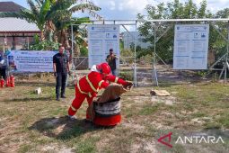 PT Timah Tbk latih warga Badau Belitung tangani kebakaran
