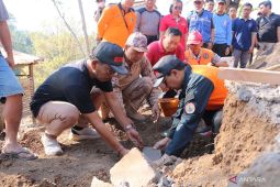 Pramuka Buleleng ikut bedah dua rumah keluarga miskin