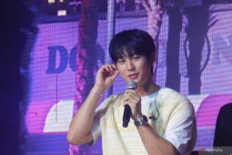 Jung Hae-in bawa seragam tentara hingga perban saat ke Jakarta