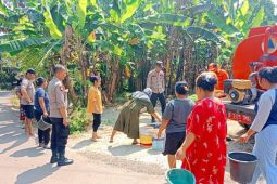 Bantuan air bersih itu sejenak mengademkan warga Lebak