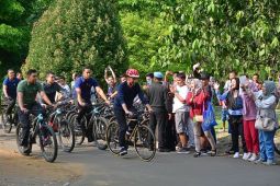 Presiden Jokowi bersepeda keliling Kebun Raya Bogor sambil sapa warga