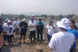 DPUPR Banten turunkan 100 personel bersihkan sampah di Pasauran Anyer