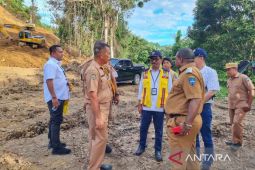Bupati Manokwari dan Kementerian PUPR tinjau jalan alternatif baru di Manokwari