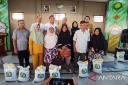 Pangkalpinang bagikan 7.689 kampil beras ke 4.714 keluarga