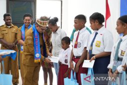 Kabupaten Sorong berikan beasiswa kepada 567 pelajar