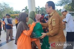 Pemkab Bangka Tengah bagikan 100 paket sembako kepada petugas kebersihan