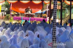 Ratusan kaum ibu padati pengajian Amalia Akbar di Desa Batu Gajah Palas