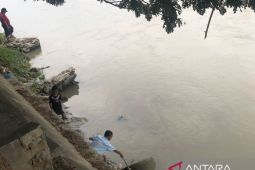 Anak-anak nekad bermain di sekitar Sungai Palu yang diketahui banyak buayanya