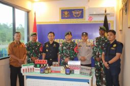 Satgas Pamtas serahkan miras - rokok ilegal ke Bea Cukai Badau