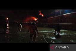 Kapal barang Manna 18 terbakar di perairan Bangkalan