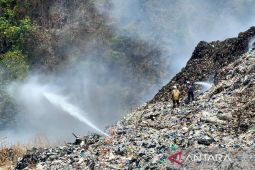 Petugas masih mendinginkan lokasi kebakaran di TPA Jatibarang Kota Semarang