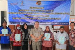Pemkab Mojokerto serahkan 300 SHM program PTSL