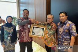 BPJS Ketenagakerjaan Tanah Bumbu anugerahi paritrana award kepada dua perusahaan