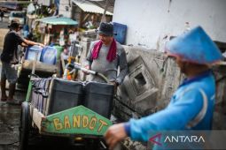 PAM Jaya telah salurkan 1,7 juta liter air sebagai upaya atasi krisis air