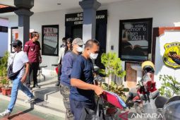Imigrasi Denpasar deportasi warga Rusia miliki senjata tajam
