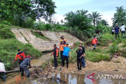 Cegah banjir, Pemkot angkut 5 ton sampah dari sungai di Lhokseumawe